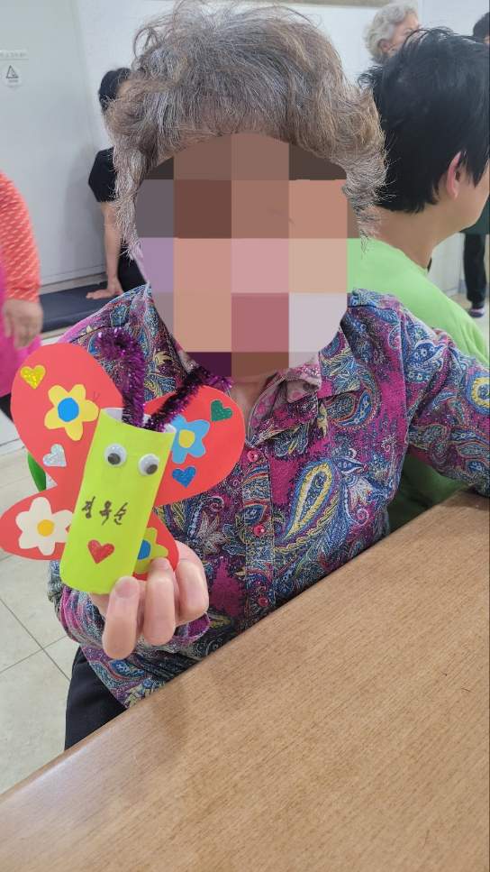 봄을 맞아 휴지심을 재활용한 나비를 만들어 보았습니다.